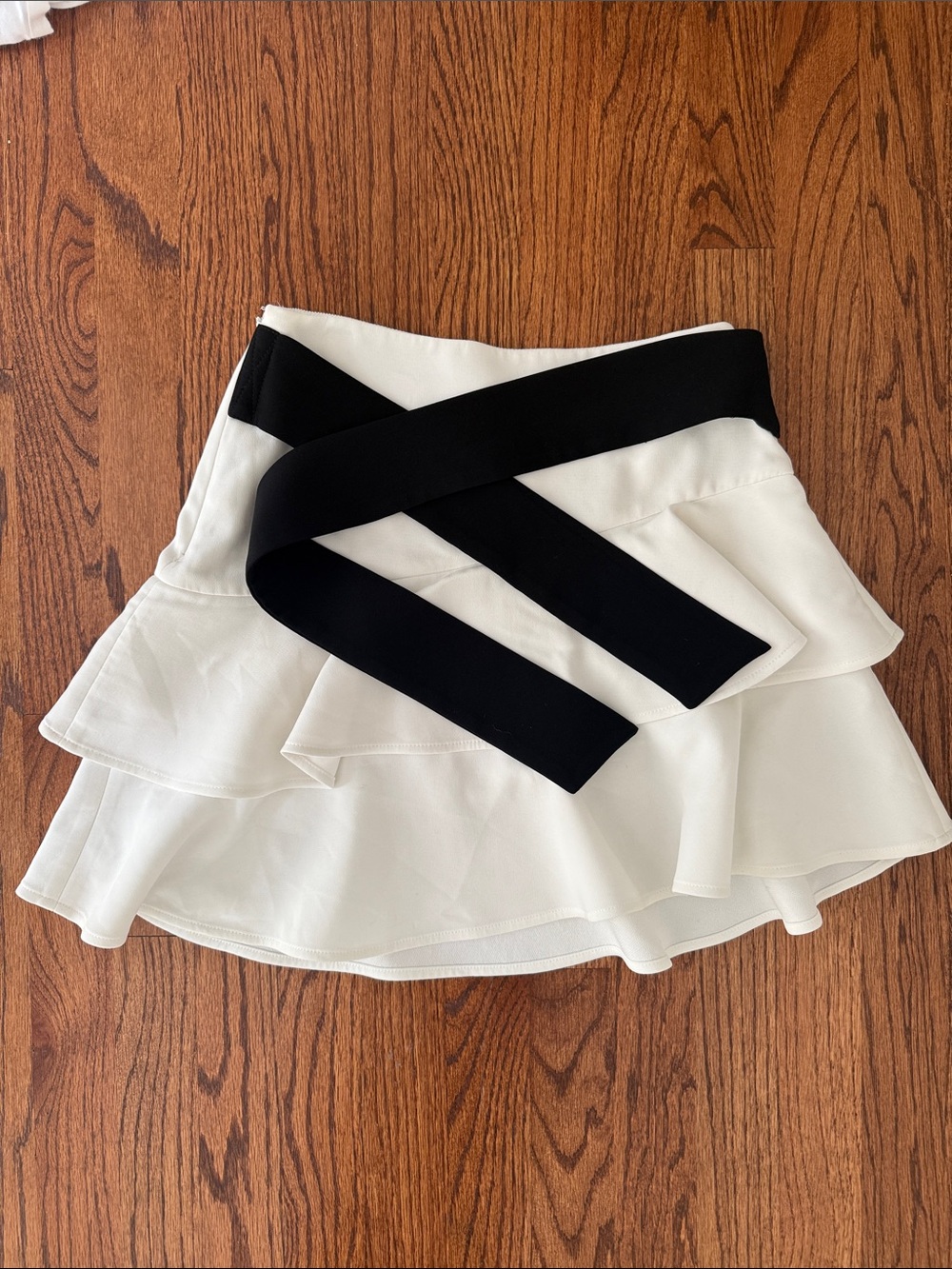 ALEXIS Dilara White Ruffle Mini Skirt with Black Waist Tie. Size XS